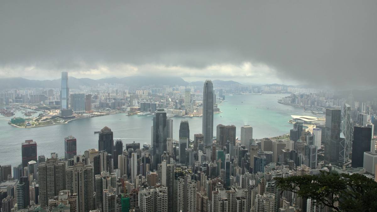 香港樓市2003年開始見底上升，那2021年很可能是這樓市18年的週期完結。