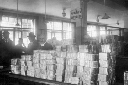 20世紀初威瑪共和國惡性通脹時期，大量馬克紙幣堆積在德意志帝國銀行。