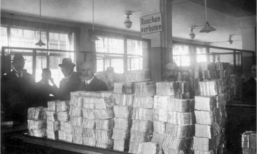 20世紀初威瑪共和國惡性通脹時期，大量馬克紙幣堆積在德意志帝國銀行。